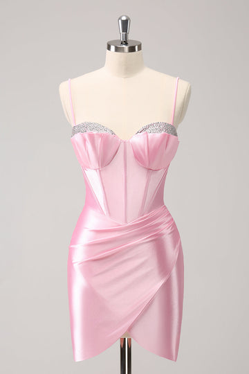 Vestido de fiesta ajustado con cuentas y tirantes finos en color rosa intenso